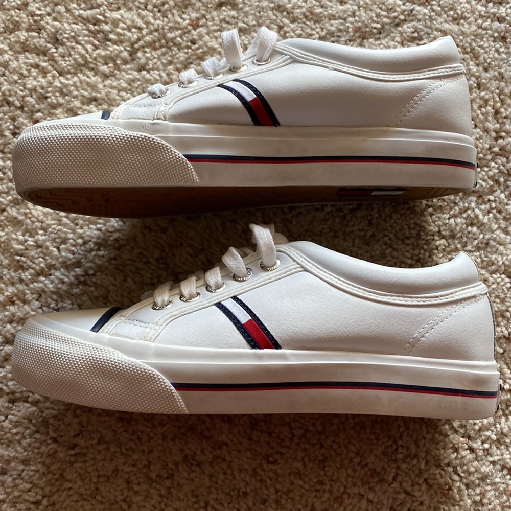 Tommy Hilfiger vintage leather woman’s size 6 1/2 sneaker